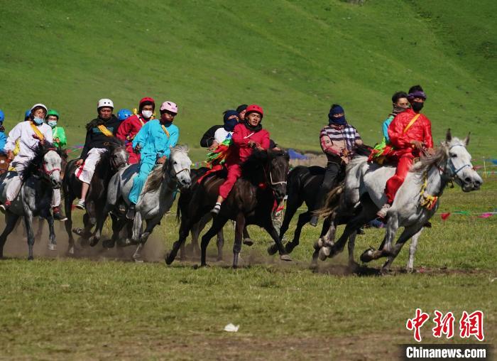 圖為選手進(jìn)行3000米賽馬比賽?！●R銘言 攝