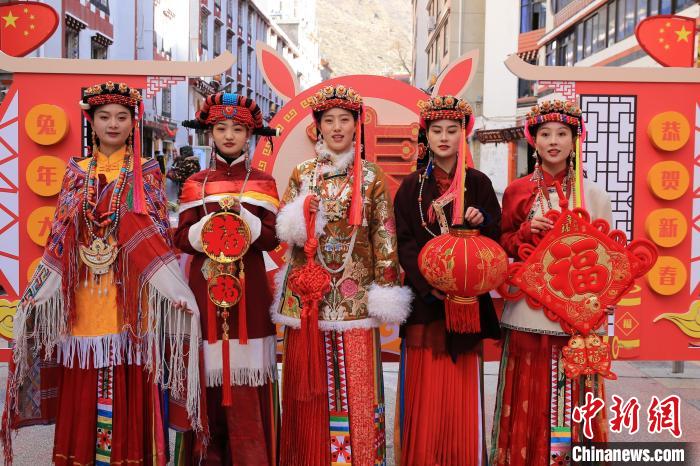 丹巴美女送祝福，迎新年?！±钣腊?攝