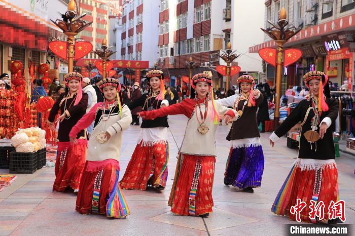 丹巴女孩在街頭跳起歡快歌舞迎接新年到來?！〖o 攝