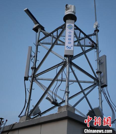 資料圖為建在龍羊峽湖區(qū)內(nèi)的5G基站?！∏嗪Ｒ苿?dòng)海南分公司供圖
