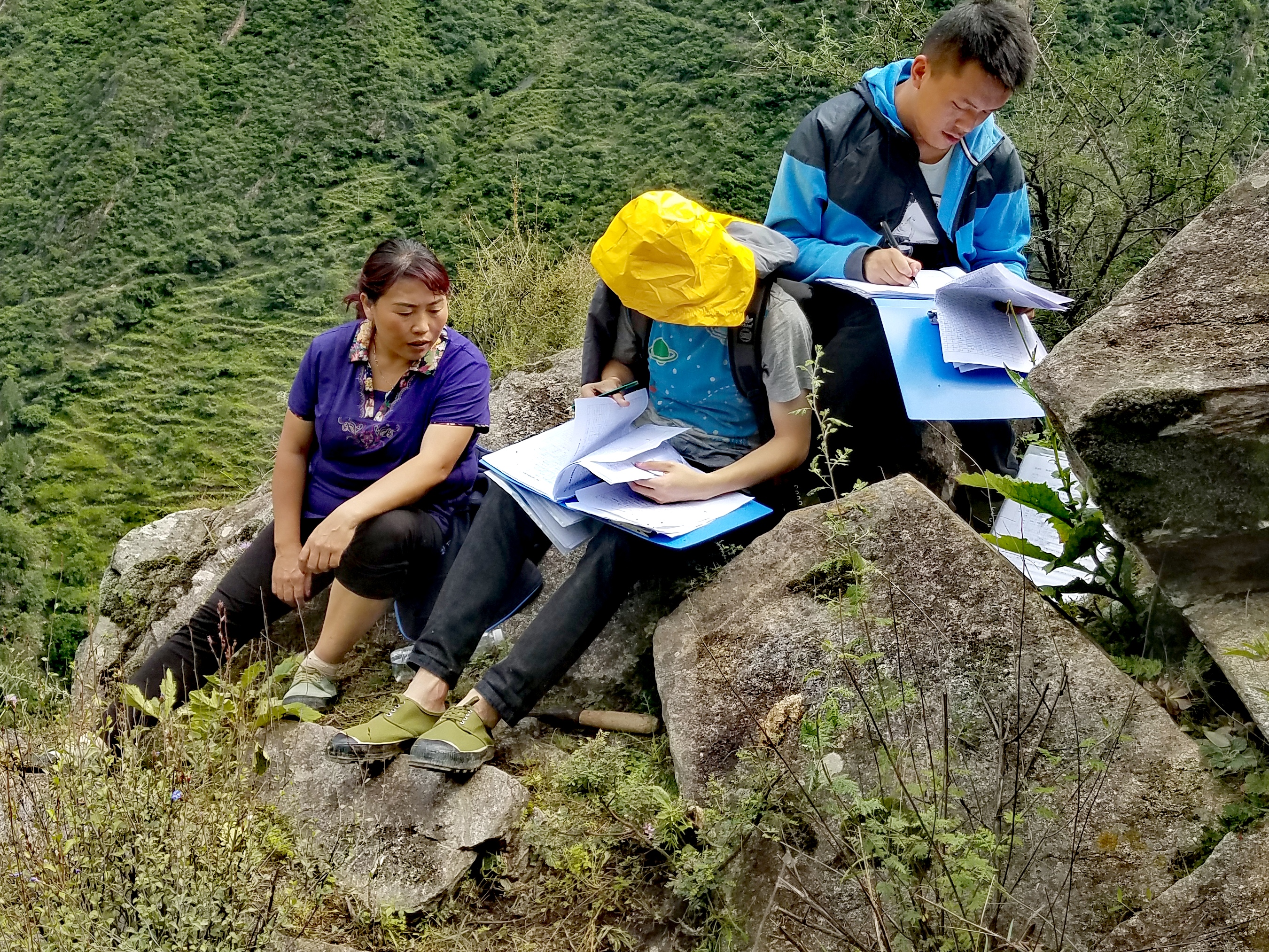 　2022年，余德春(左)協(xié)助排查震后地質(zhì)災(zāi)害隱患點。(圖為余德春提供)