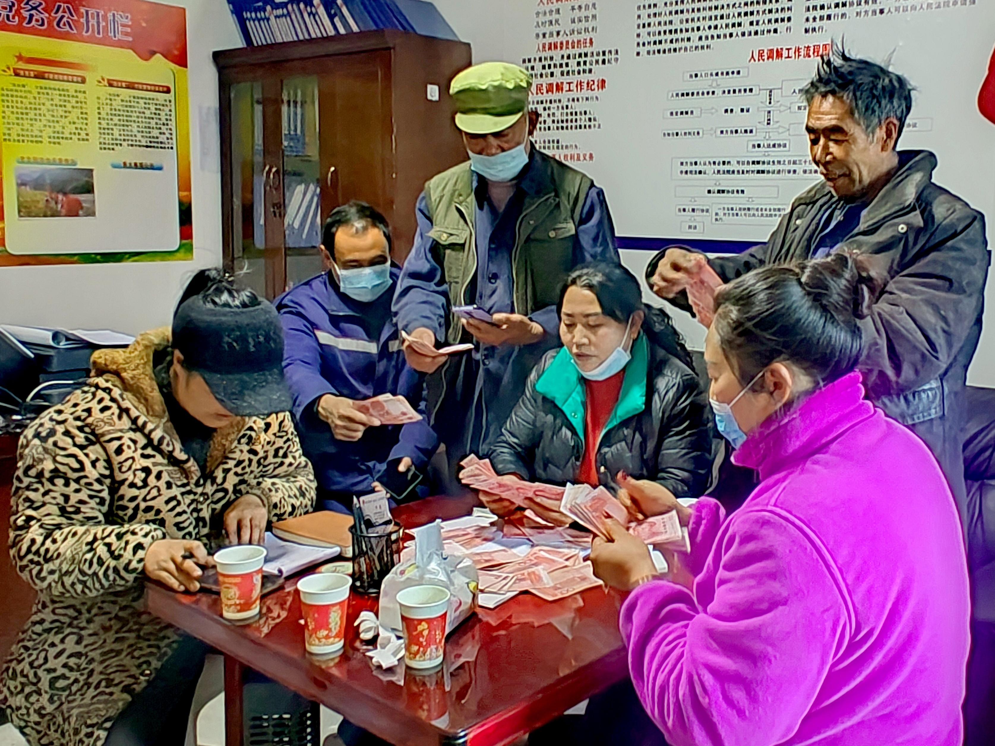 2022年，余德春給村民分紅。(圖為余德春提供)