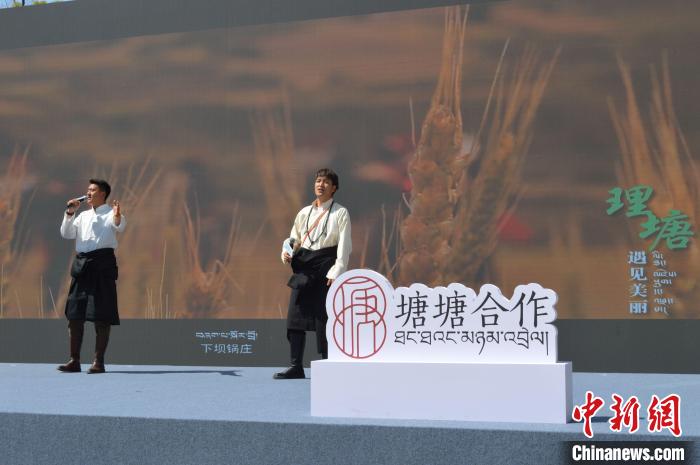 “康巴漢子”現(xiàn)場(chǎng)獻(xiàn)唱。　朱凌捷 攝