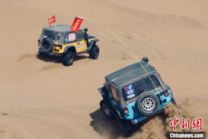 圖為高原沙漠機(jī)車越野挑戰(zhàn)賽現(xiàn)場?！≠F南縣委宣傳部供圖