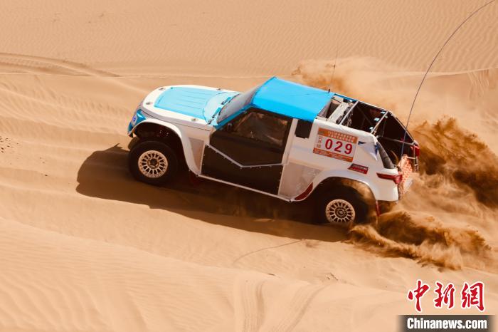 圖為高原沙漠機(jī)車越野挑戰(zhàn)賽現(xiàn)場?！≠F南縣委宣傳部供圖