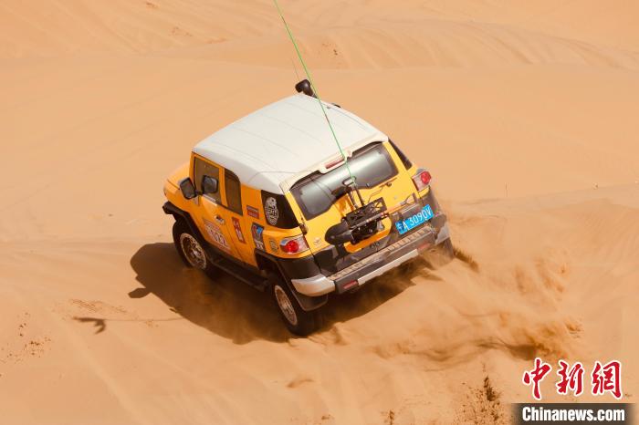 圖為高原沙漠機(jī)車越野挑戰(zhàn)賽現(xiàn)場。　貴南縣委宣傳部供圖