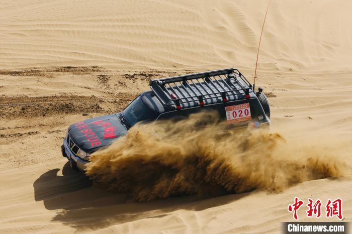 圖為高原沙漠機(jī)車越野挑戰(zhàn)賽現(xiàn)場?！≠F南縣委宣傳部供圖