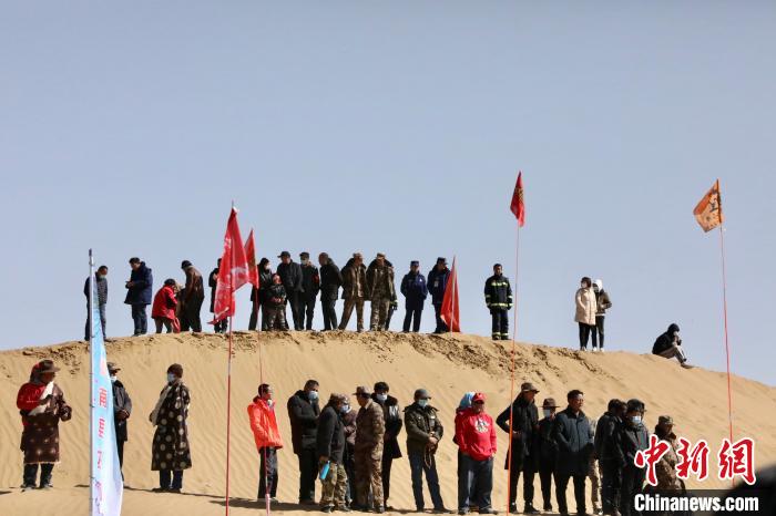 圖為來自各地的觀眾觀看比賽?！≠F南縣委宣傳部供圖