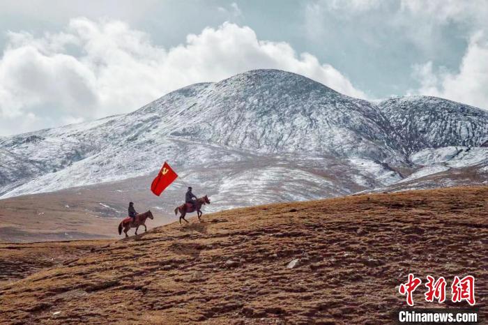 圖為青海省治多縣索加鄉(xiāng)干部群眾。(資料圖) 治多縣委宣傳部 供圖