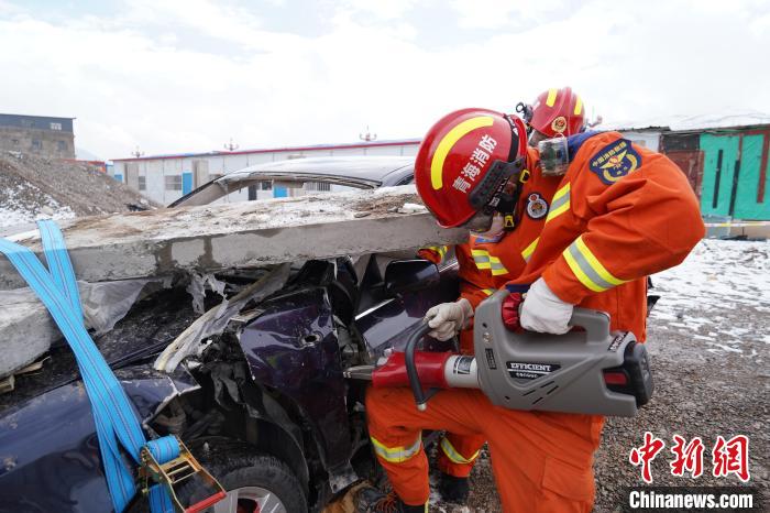 圖為地震實(shí)戰(zhàn)拉動(dòng)現(xiàn)場(chǎng)，參演人員進(jìn)行車輛破拆?！∮駱湎拦﹫D
