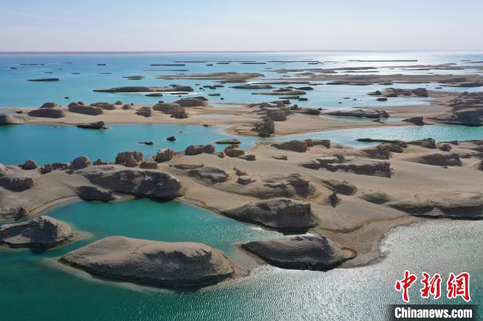 航拍青海大柴旦烏素特水上雅丹奇特景觀?！●R銘言 攝