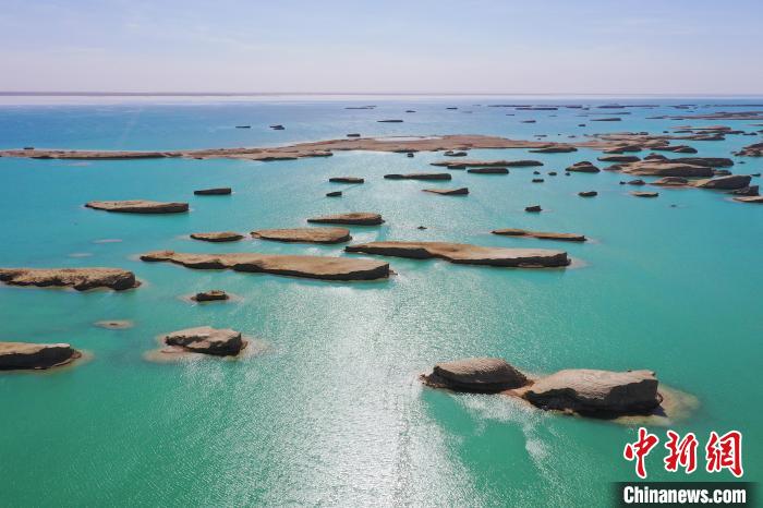 航拍青海大柴旦烏素特水上雅丹奇特景觀?！●R銘言 攝