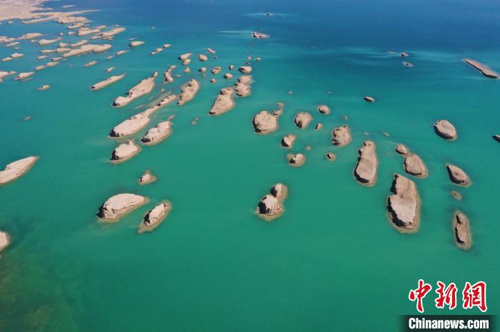 航拍青海大柴旦烏素特水上雅丹奇特景觀?！●R銘言 攝
