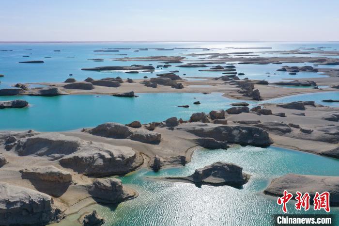 航拍青海大柴旦烏素特水上雅丹奇特景觀?！●R銘言 攝