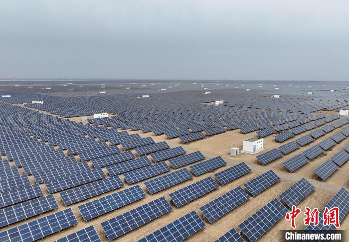 圖為航拍青海省海南藏族自治州共和縣塔拉灘光伏產(chǎn)業(yè)園?！∑钤鲚?攝