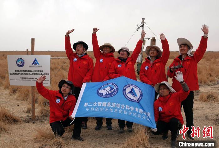 經(jīng)過不懈努力，格爾木濕地站終于建成，第二次青藏科考中科院空天院分隊(duì)向航拍無人機(jī)揮手合影?！?lt;a target='_blank' href='/'><p  align=