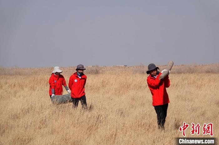 格爾木濕地站建設(shè)過程中，第二次青藏科考中科院空天院分隊(duì)隊(duì)員化身搬運(yùn)工，在高原上開展體力勞動(dòng)?！?lt;a target='_blank' href='/'><p  align=