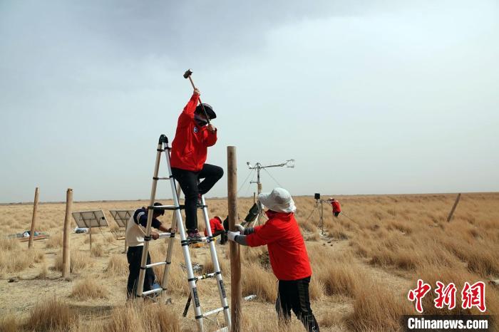 格爾木濕地站建設(shè)過程中，第二次青藏科考中科院空天院分隊(duì)隊(duì)員揮錘安裝防護(hù)欄?！?lt;a target='_blank' href='/'><p  align=