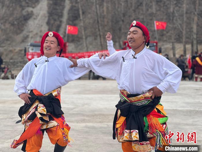 圖為當(dāng)?shù)厝罕娬寡莘沁z類歌舞文化?！±罱瓕?攝