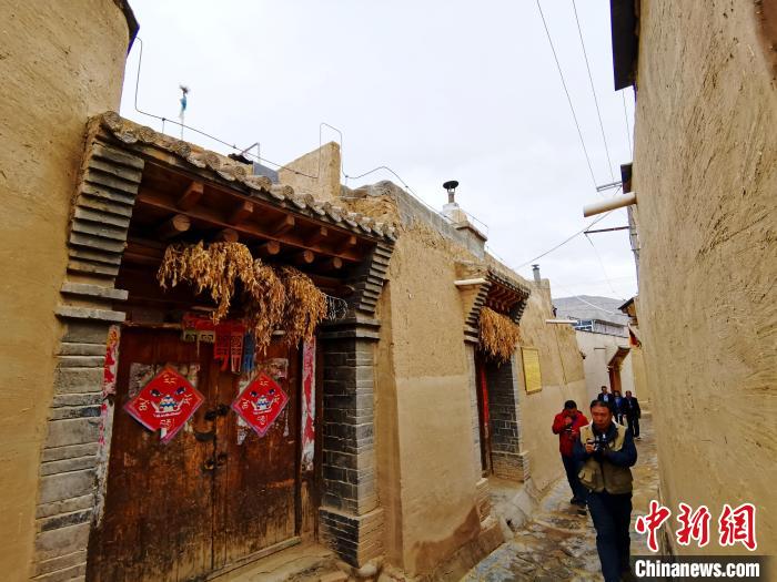 圖為古堡內(nèi)相互貫通的巷道?！?zhí)砀?攝