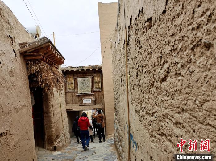圖為古堡內(nèi)的巷道?！?zhí)砀?攝