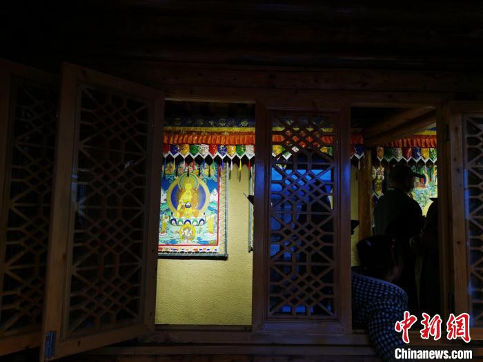 圖為作為展廳的古堡內(nèi)一座土木二層結(jié)構(gòu)“廊房式”建筑。　張?zhí)砀?攝