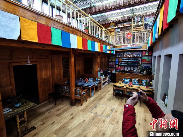 圖為古堡內(nèi)兼具傳統(tǒng)與現(xiàn)代特色的咖啡館。　張?zhí)砀?攝