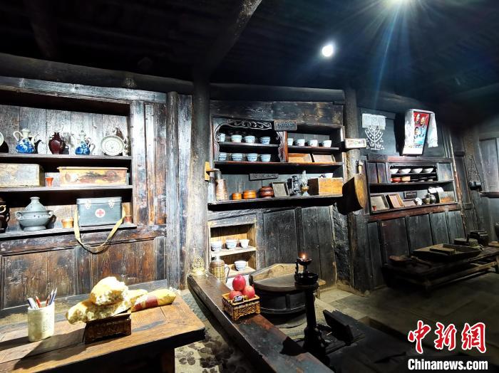 圖為古堡內(nèi)生活場(chǎng)景展示?！?zhí)砀?攝
