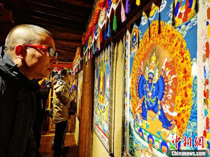 圖為民眾參觀古堡內(nèi)的唐卡?！?zhí)砀?攝