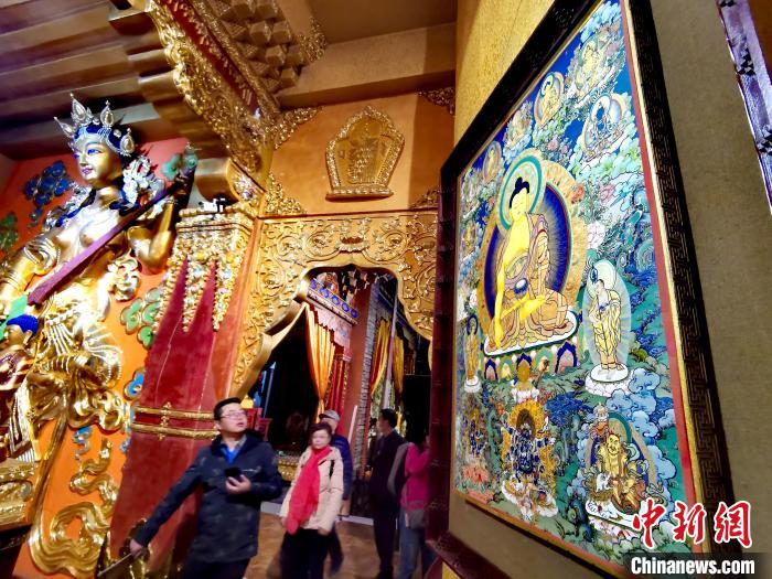 圖為仁俊畫(huà)院內(nèi)的唐卡?！?zhí)砀?攝