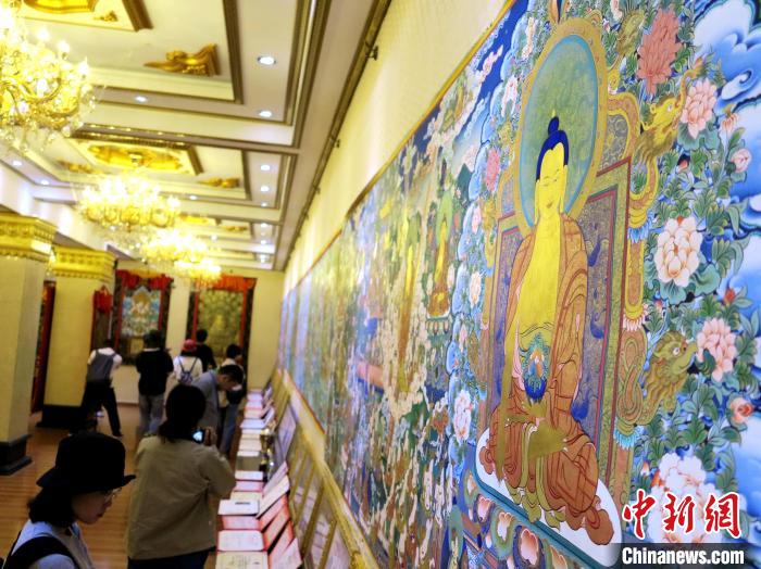圖為熱貢龍樹畫苑內(nèi)的唐卡?！?zhí)砀?攝