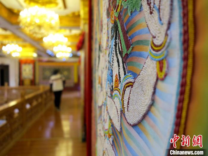 圖為黃南州同仁市熱貢龍樹畫苑內(nèi)的珍珠唐卡?！?zhí)砀?攝