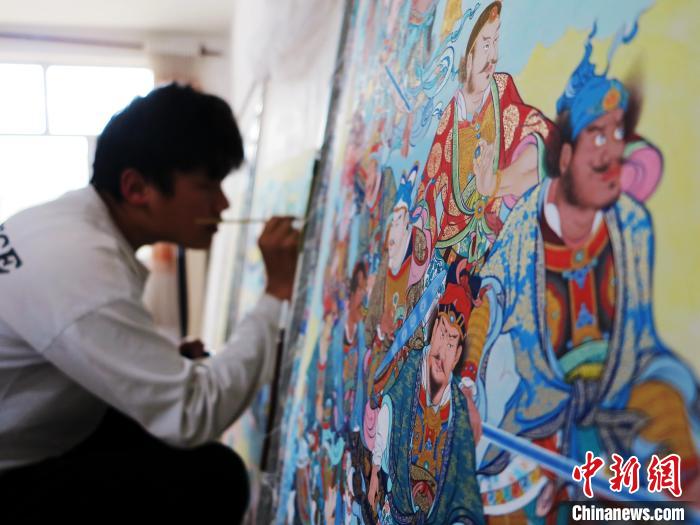 圖為熱貢龍樹畫苑內(nèi)的學(xué)徒繪畫唐卡?！?zhí)砀?攝