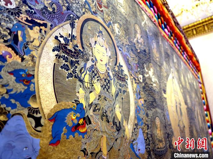 圖為熱貢龍樹畫苑內(nèi)的唐卡?！?zhí)砀?攝