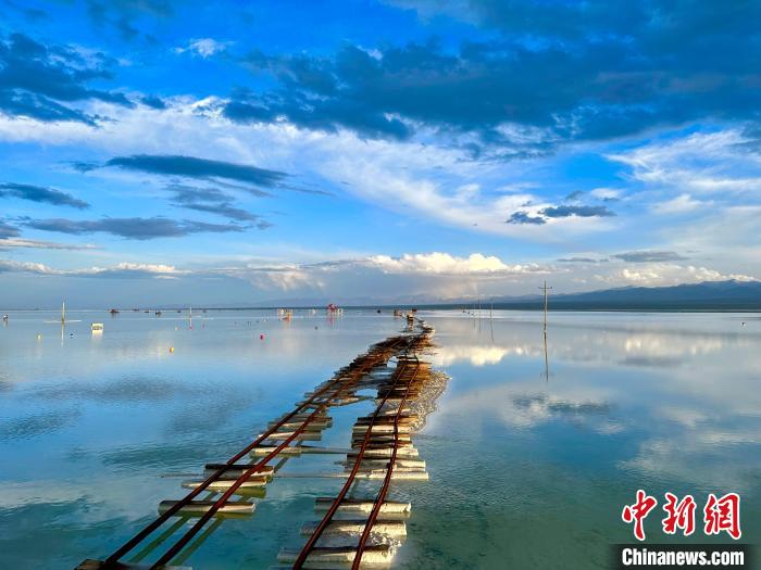 圖為茶卡鹽湖景區(qū)風光?！⒀?攝