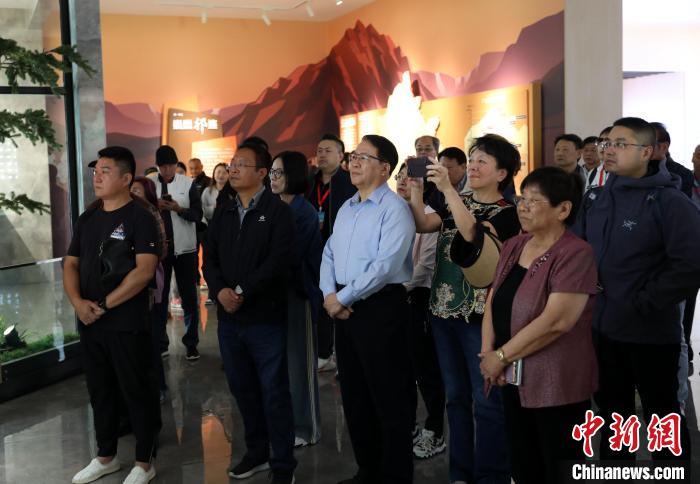 圖為臺(tái)商參訪祁連山國(guó)家公園生態(tài)科普館?！⊙Φ?攝