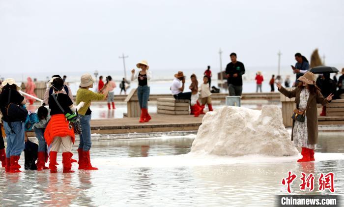 圖為游客在茶卡鹽湖拍照?！⊙Φ?攝