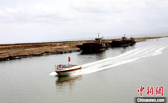 圖為茶卡鹽湖?！⊙Φ?攝