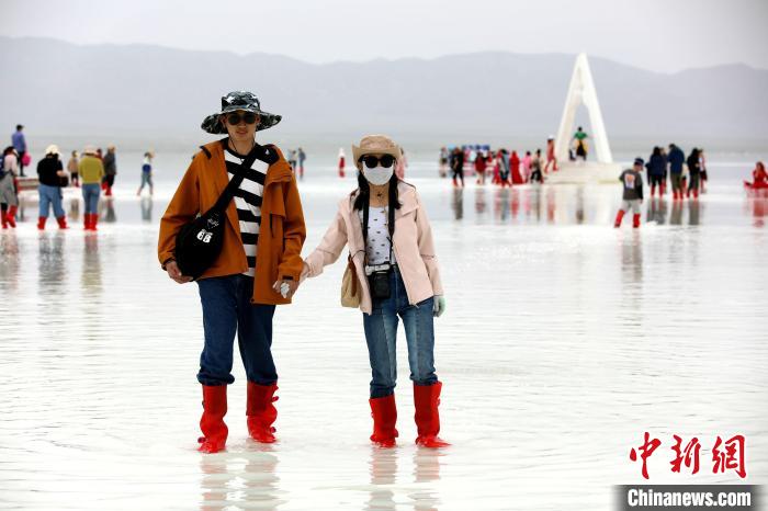 圖為游客在茶卡鹽湖之中?！⊙Φ?攝