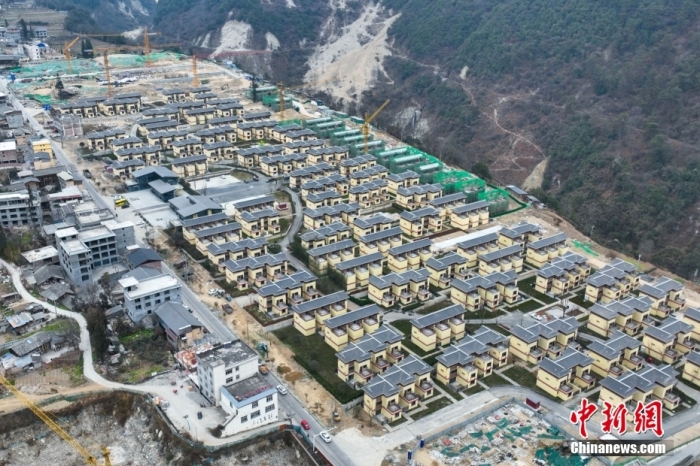圖為2月1日，瀘定磨西鎮(zhèn)震后重建的安置小區(qū)。(無人機(jī)照片)<a target='_blank' href='/'><p  align=