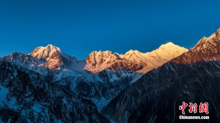 圖為2月1日，清晨陽光照在貢嘎雪山上，出現(xiàn)“日照金山”景觀。(無人機(jī)照片)<a target='_blank' href='/'><p  align=