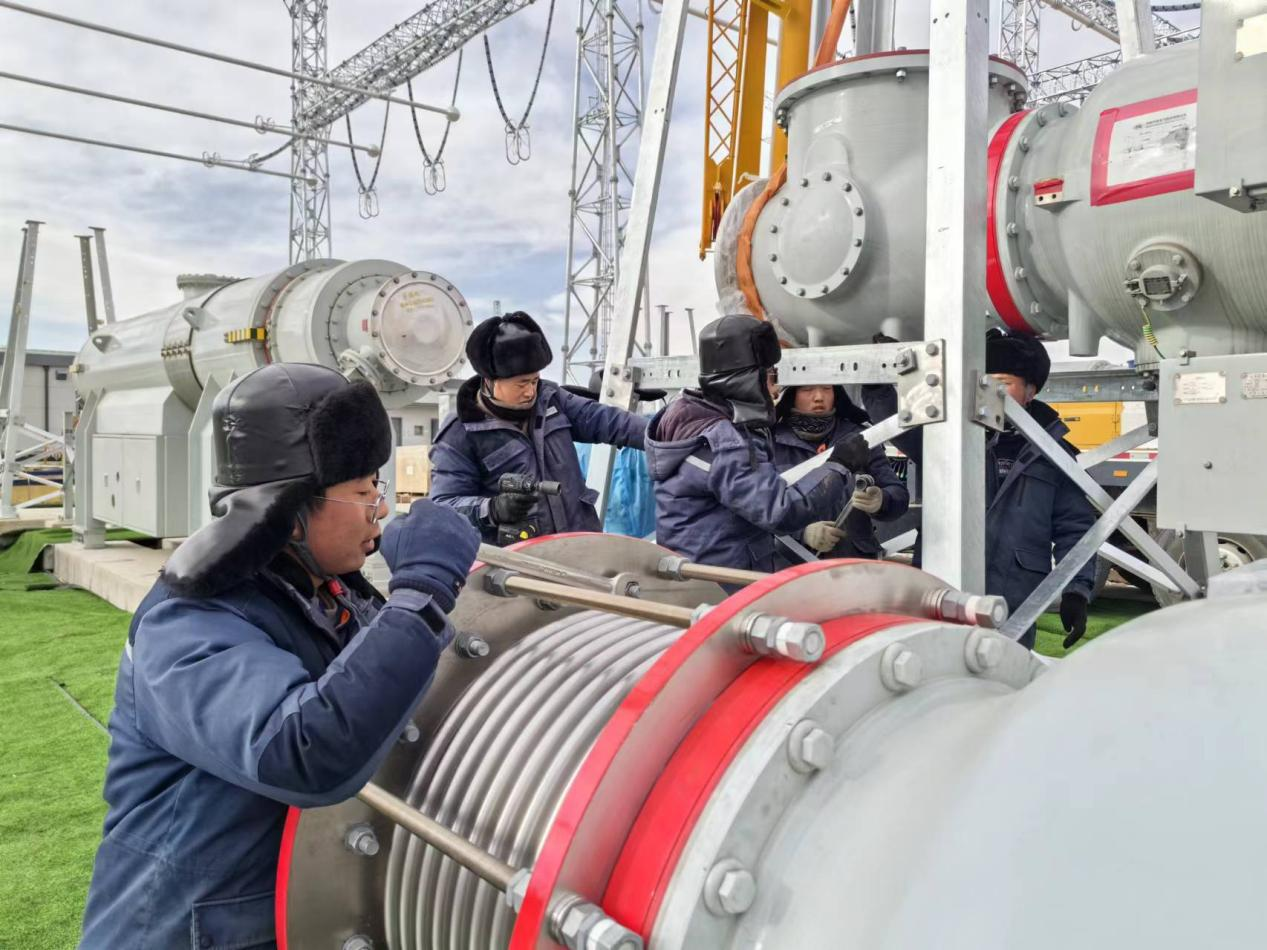 750千伏HGIS單元開蓋環(huán)節(jié)。王元明攝