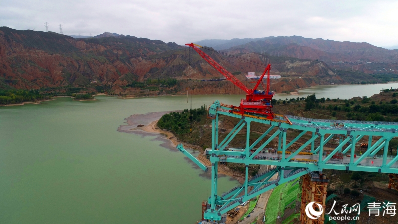 開始第12節(jié)間鋼桁梁架設。人民網(wǎng) 況玉攝