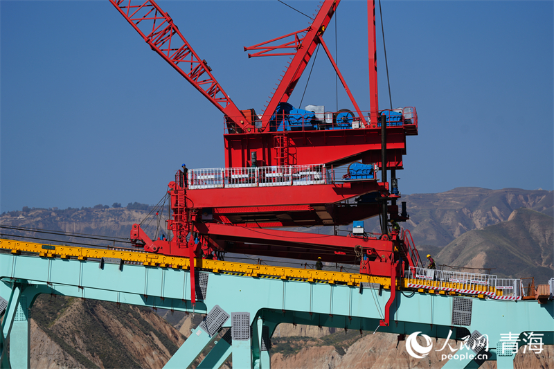 進行拱上吊行走。人民網(wǎng) 況玉攝