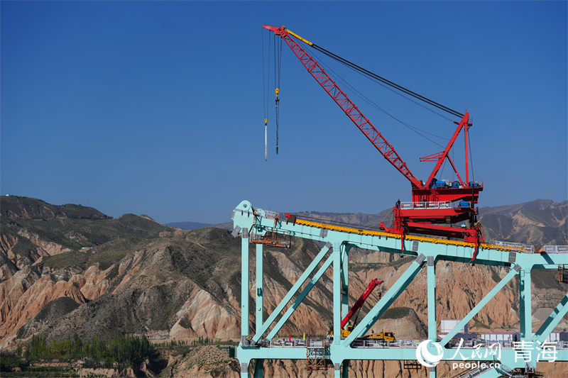 進行拱上吊行走。人民網(wǎng) 況玉攝