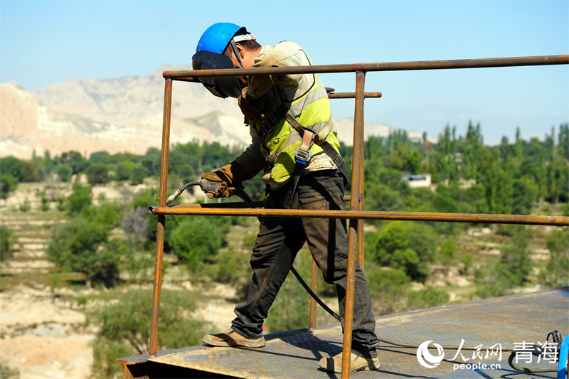 工人正在施工。人民網(wǎng) 況玉攝