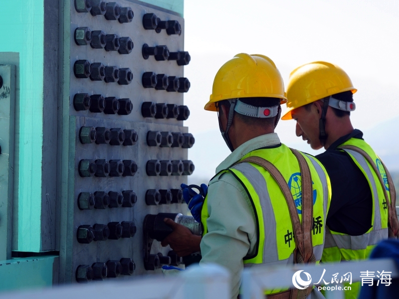 工人正在施工。人民網(wǎng) 況玉攝