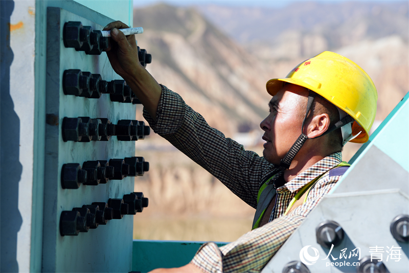 工人正在施工。人民網(wǎng) 況玉攝
