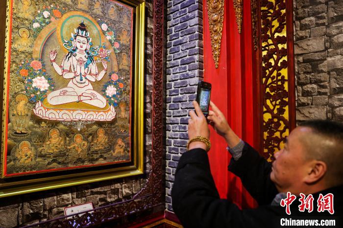 青海同仁：筆尖神韻展現熱貢唐卡魅力