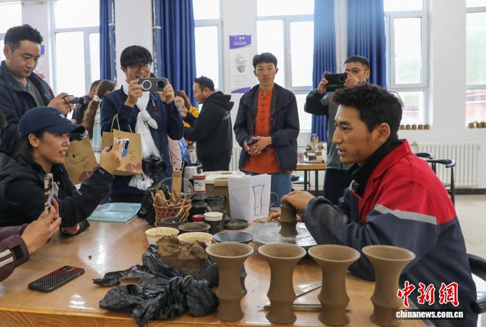 探訪青海果洛藏式傳統(tǒng)“手造”黑陶